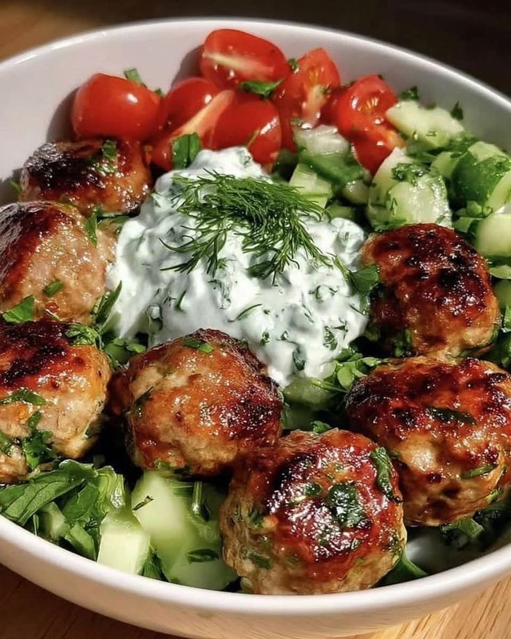 Bord met lekkere gehaktballen 